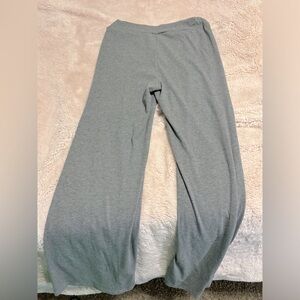 Very cute fits body very nice gray leggings